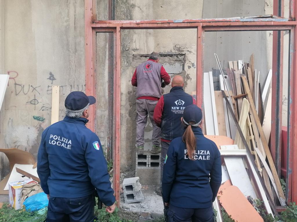 MONTESILVANO, MURATI INGRESSI PALAZZONE VIA LAZIO DOPO OCCUPAZIONE ABUSIVA