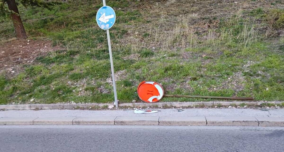 L’AQUILA: SPECCHIO STRADALE DANNEGGIATO DAI VANDALI A 200 METRI DALLA QUESTURA