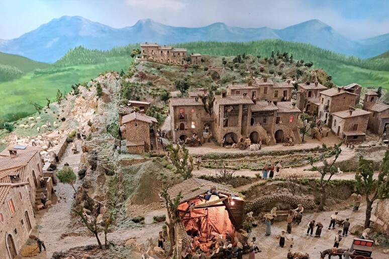 L’ABRUZZO DI UN TEMPO, PRESEPE CON 1.133 FIGURE DI LEGNO