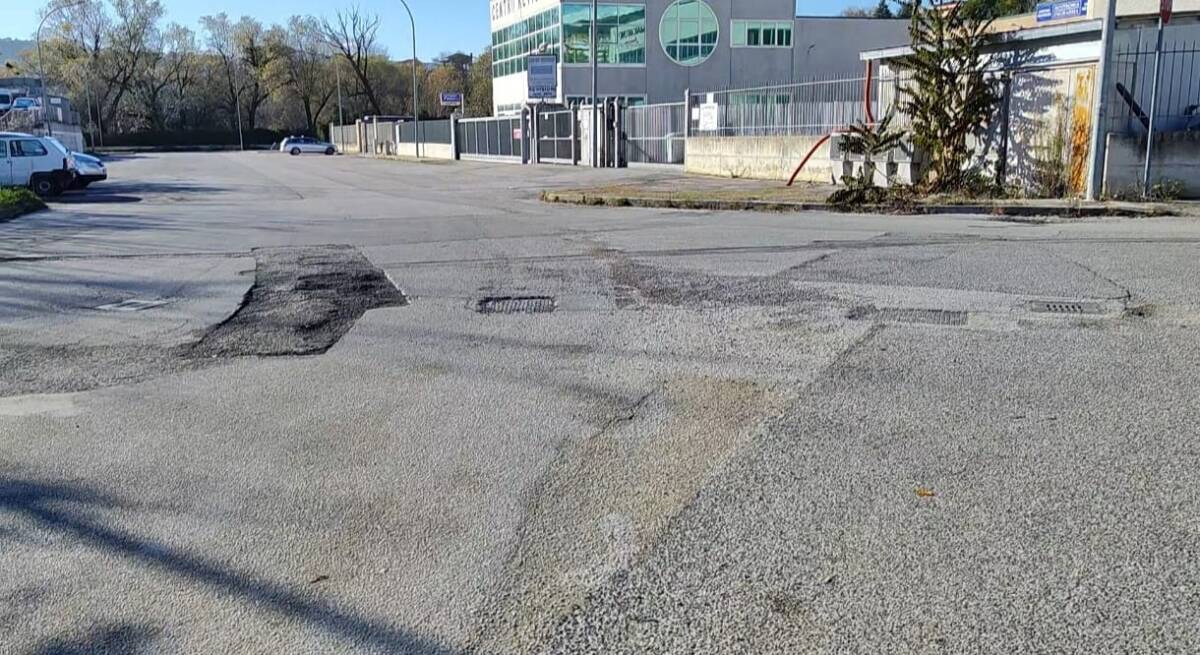 MANTO STRADALE A PEZZI IN VIA CARABBA: SOLLECITATI INTERVENTI AL COMUNE DELL’AQUILA