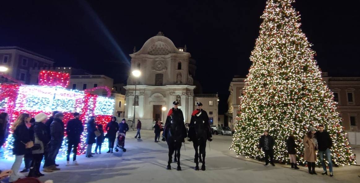 NATALE A L’AQUILA: CARABINIERI A CAVALLO PER LE VIE DEL CENTRO STORICO