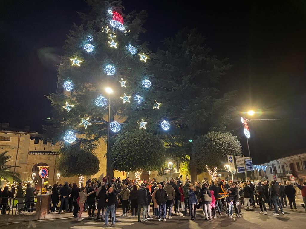 CEPAGATTI, ACCENSIONE ALBERO DI NATALE IN PIAZZA TRA INSTALLAZIONI E MERCATINI