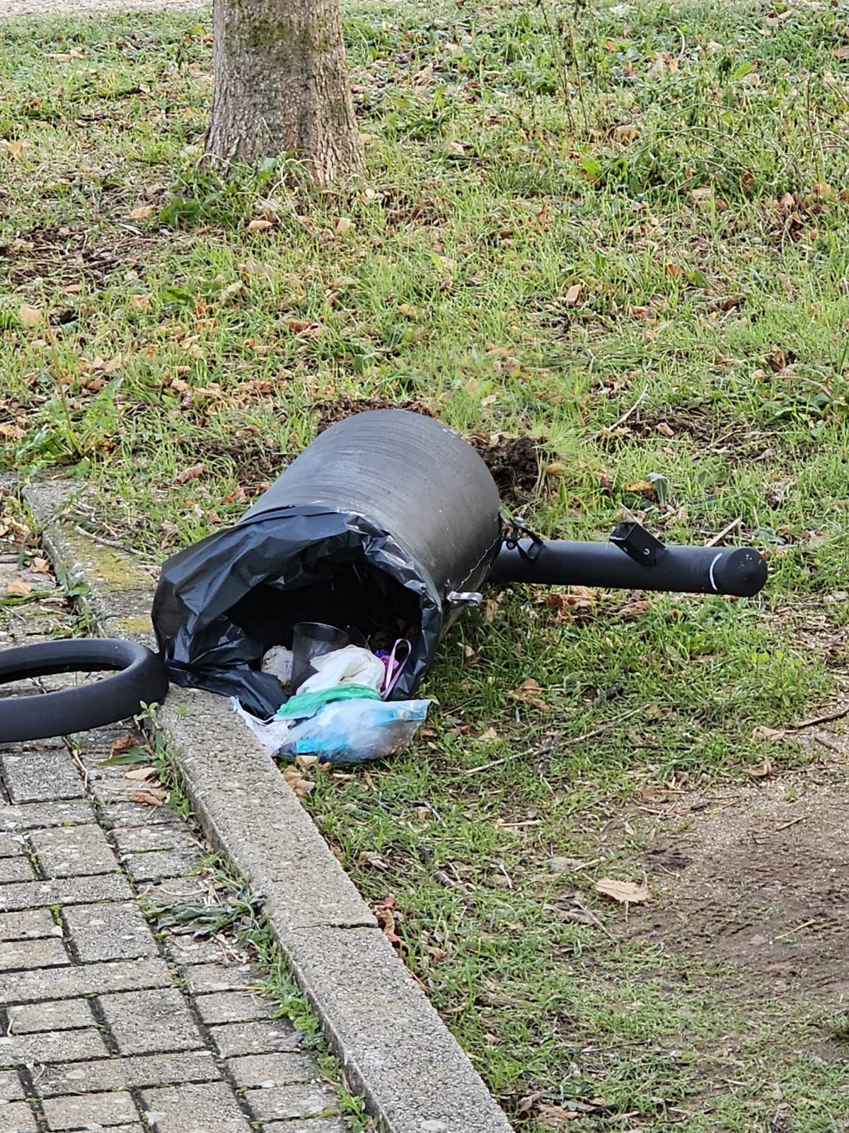 L’AQUILA: VANDALI IN AZIONE AL PROGETTO CASE DI SANT’ANTONIO, DIVELTI CESTINI DELL’IMMONDIZIA