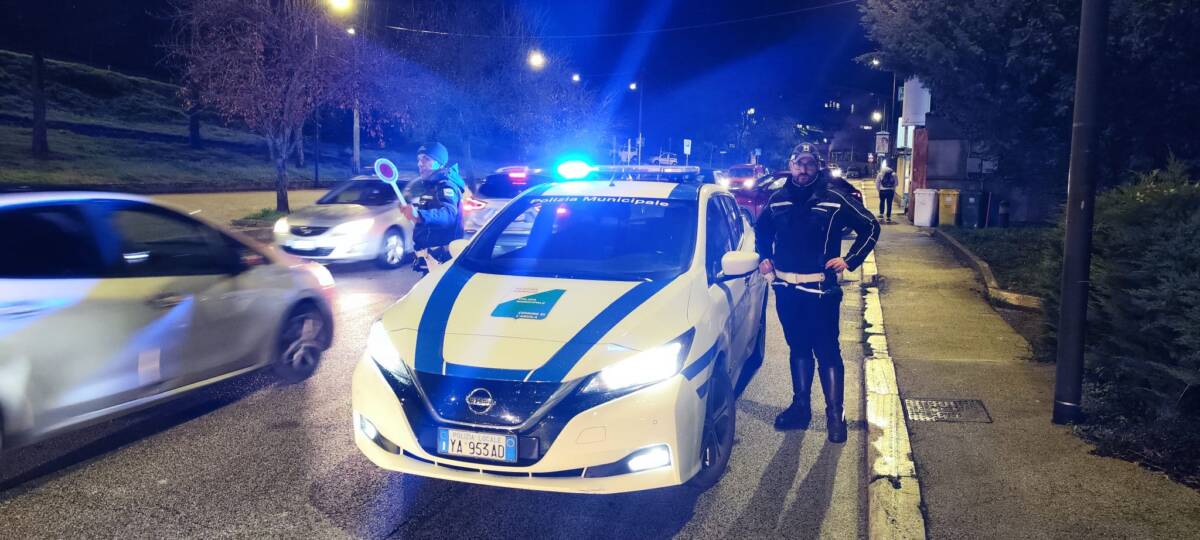 AUTO IN PANNE IN VIA STRINELLA ALL’AQUILA CON CAOS E CODE: SUL POSTO LA POLIZIA MUNICIPALE