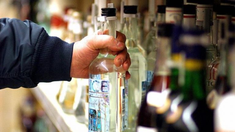 PESCARA: RUBA BOTTIGLIE DI ALCOLICI IN UN NEGOZIO, FERMATO E DENUNCIATO 46ENNE