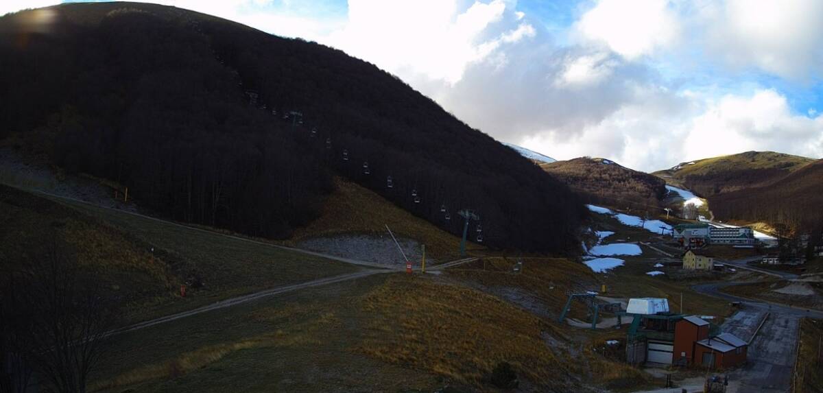 SI SCIOGLIE LA NEVE A ROCCARASO, QUELLA ARTIFICIALE NON BASTA: IMPIANTI CHIUSI, SLITTA APERTURA