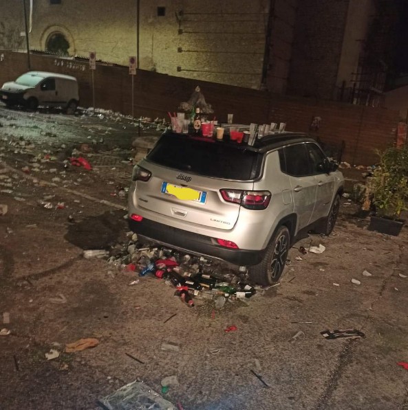 APERITIVO DELLA VIGILIA A L’AQUILA IL GIORNO DOPO: STRADE TRABOCCANTI DI RIFIUTI, ASM AL LAVORO