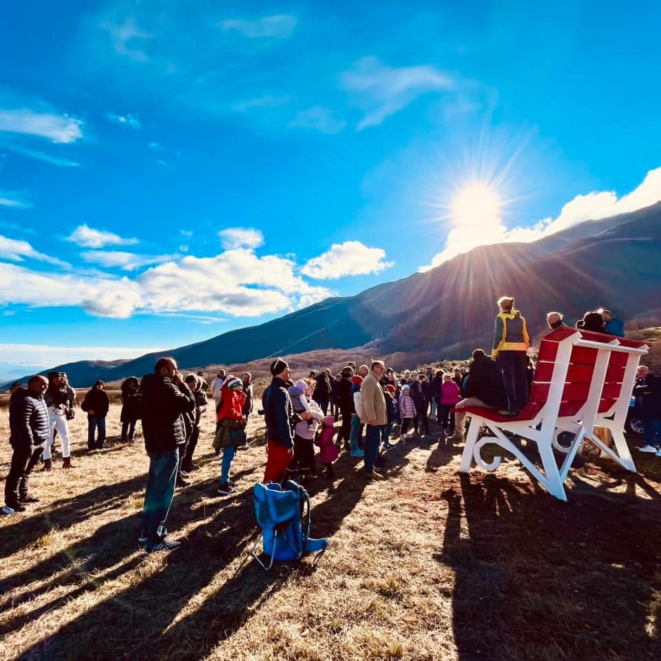 L’AQUILA: TURISMO LENTO, INAUGURATA LA GRANDE PANCHINA ROSSA “BIG BENCH COMMUNITY PROJECT”