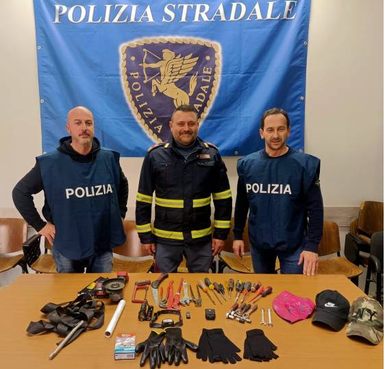 PESCARA, IN AUTO CON ATTREZZI PER SCASSO: DENUNCIATI 3 GIOVANI DI FOGGIA
