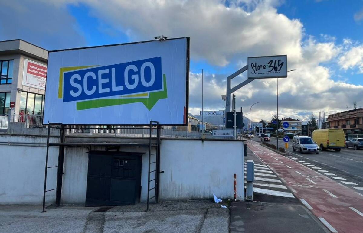L’AQUILA: “SCELGO”, MISTERIOSO MANIFESTO 6×3 COMPARE PER LE STRADE CITTADINE