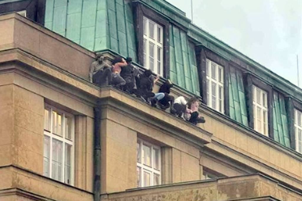 STRAGE DI PRAGA: SORELLA DI UNA VITTIMA A L’AQUILA PER STUDIO, IL CORDOGLIO DEL SINDACO BIONDI