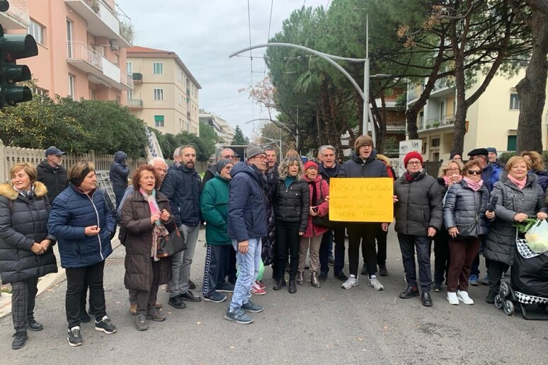 STRADA PARCO PESCARA: PROTESTA DEGLI AMBULANTI “SFRATTATI” DALLA FILOVIA, “SIAMO QUI DA TRENTANNI”