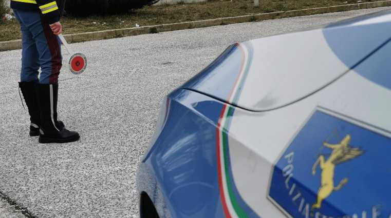 AUTOSTRADA A24: GUIDAVA A 187 CHILOMETRI ORARI, RITIRATA LA PATENTE