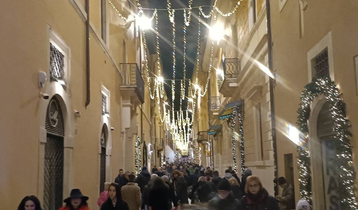L’AQUILA, A MIGLIAIA IN CENTRO PER IL PRIMO GIORNO DEL 2024: UNA “SCIA” UMANA SI GODE LA CITTA’