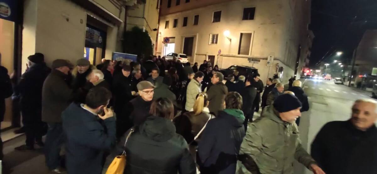 FOLLA ALL’APERTURA DEL COMITATO ELETTORALE DI FEBBO A CHIETI: “LA MIA ESPERIENZA PER L’ABRUZZO”