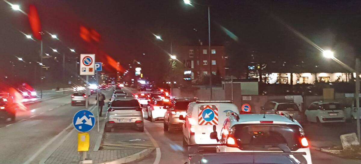 L’AQUILA: AUTO IN FILA AL MCDONALD’S, TRAFFICO DI NUOVO BLOCCATO. ESPLODE RABBIA IN VIALE CORRADO IV