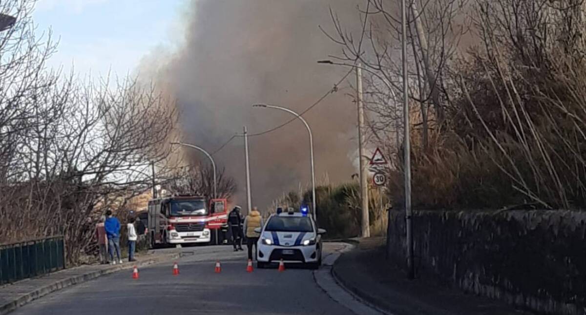 ATESSA: BRUCIA STERPAGLIE E PROVOCA INCENDIO, INDIVIDUATO RESPONSABILE. VIGILI DEL FUOCO AL LAVORO
