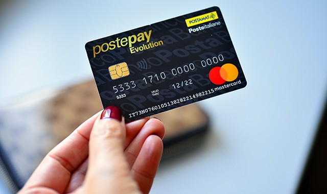 SPOLTORE: TROVA UNA CARTA DI CREDITO E LA UTILIZZA PER USO PERSONALE, DENUNCIATA DAI CARABINIERI