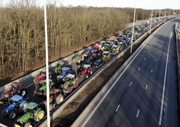 UE: AGRICOLTORI MINACCIANO DI BLOCCARE BRUXELLES