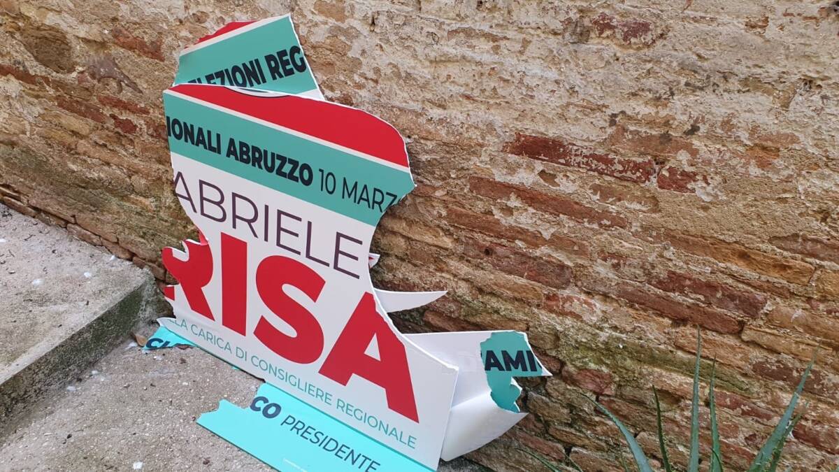 DEVASTATO IL COMITATO ELETTORALE DI FRISA A PENNE. ALLEANZA VERDI SINISTRA, “DIAMO FASTIDIO”