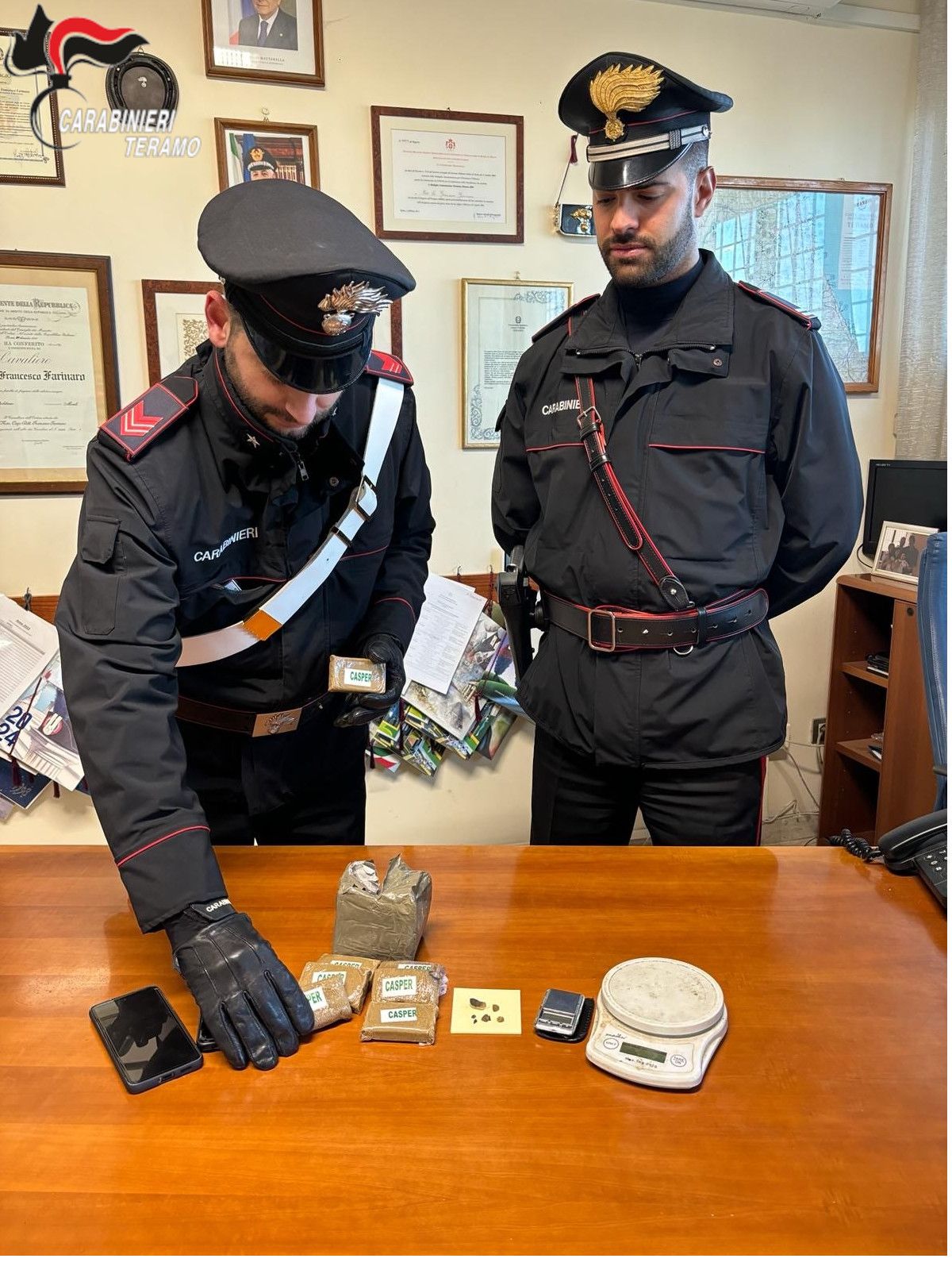 TRASFORMA LA CASA IN UNA CENTRALE DI SPACCIO: ARRESTATA UNA DONNA A MARTINSICURO