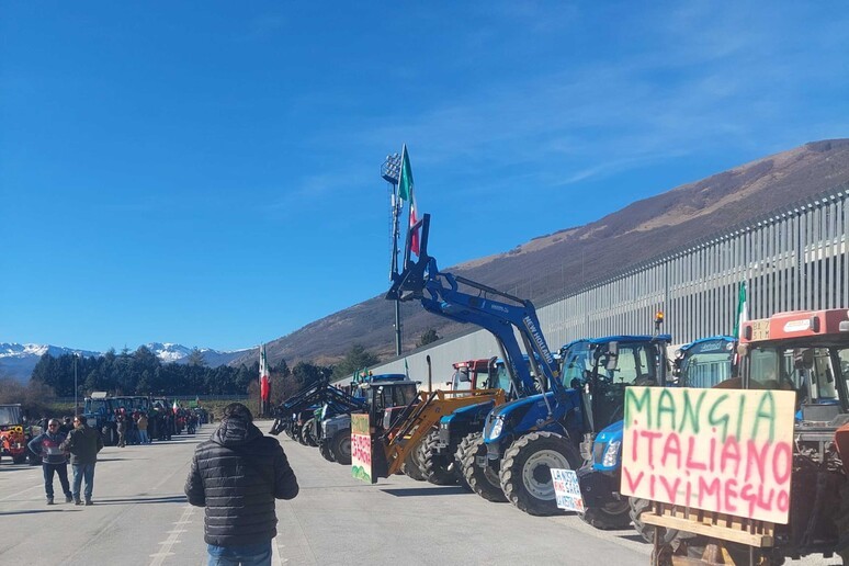 CINQUANTA TRATTORI RALLENTANO IL TRAFFICO IN ALTO SANGRO: “PRONTI A PROTESTARE ALLA REGIONE”