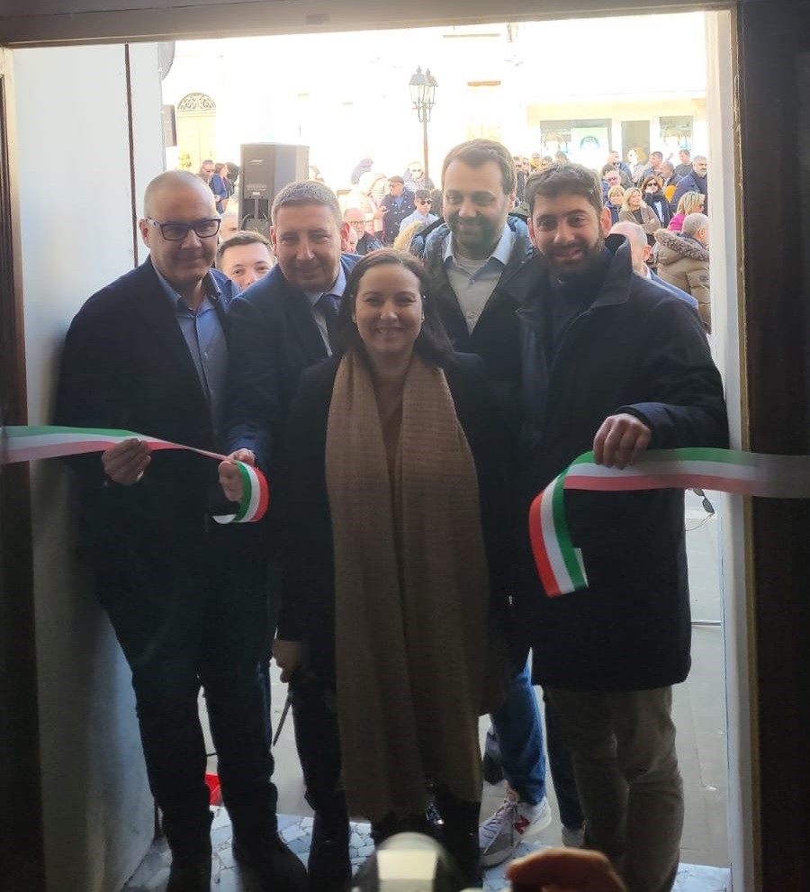 REGIONALI: BAGNO DI FOLLA PER L’INAUGURAZIONE DEL COMITATO ELETTORALE DI ZINNI (FDI) A POLLUTRI