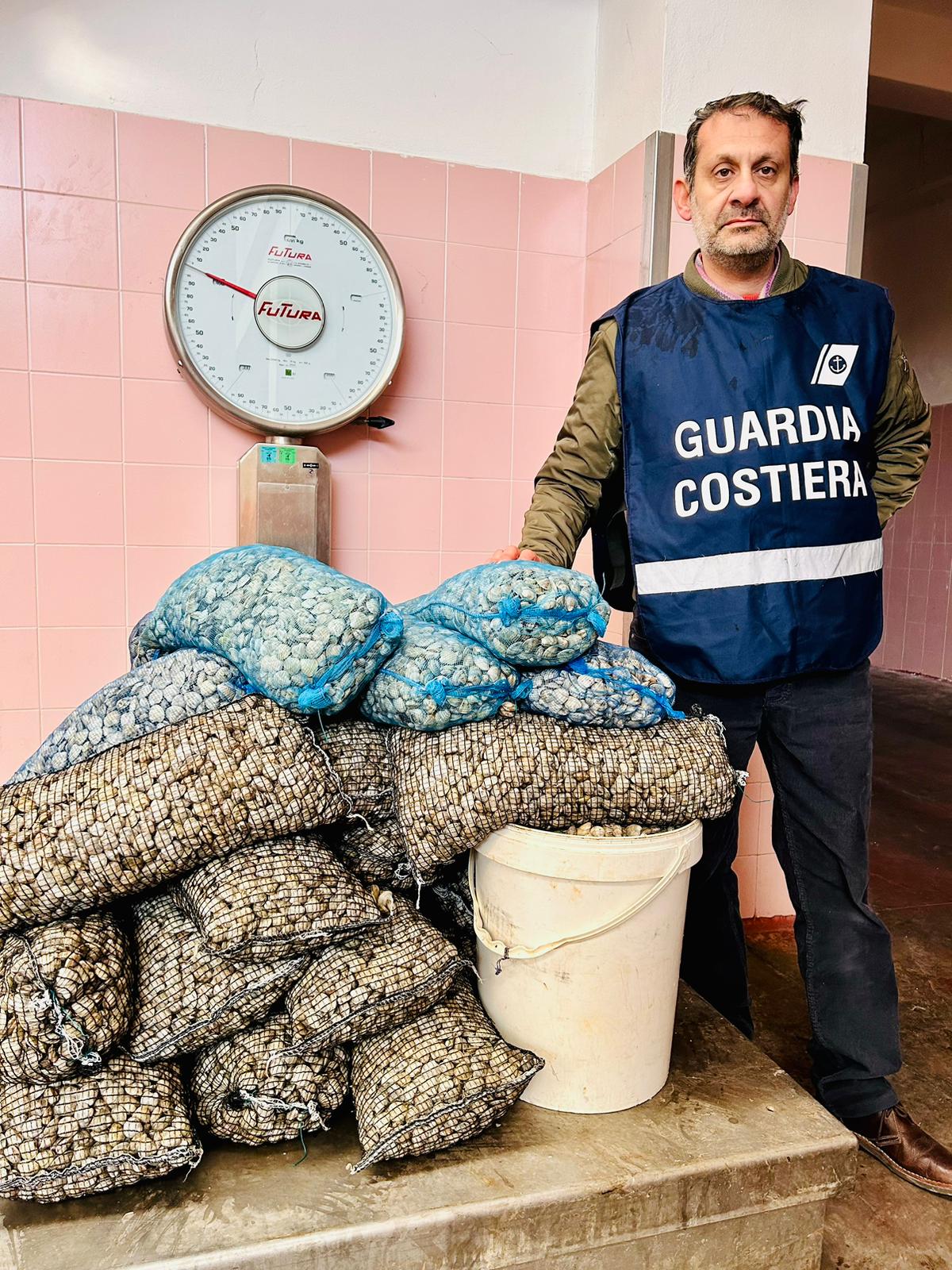 GUARDIA COSTIERA SEQUESTRA CINQUE QUINTALI DI VONGOLE A ROSETO DEGLI ABRUZZI