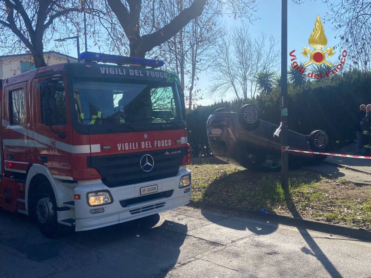 PESCARA: SI RIBALTA AUTO IN VIA COLLE INNAMORATI, FERITO IL CONDUCENTE