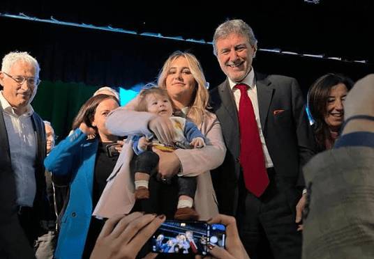 REGIONALI: ARIANNA ALBA, LA MAMMA CHE FA CAMPAGNA ELETTORALE CON IL PICCOLO NOAH