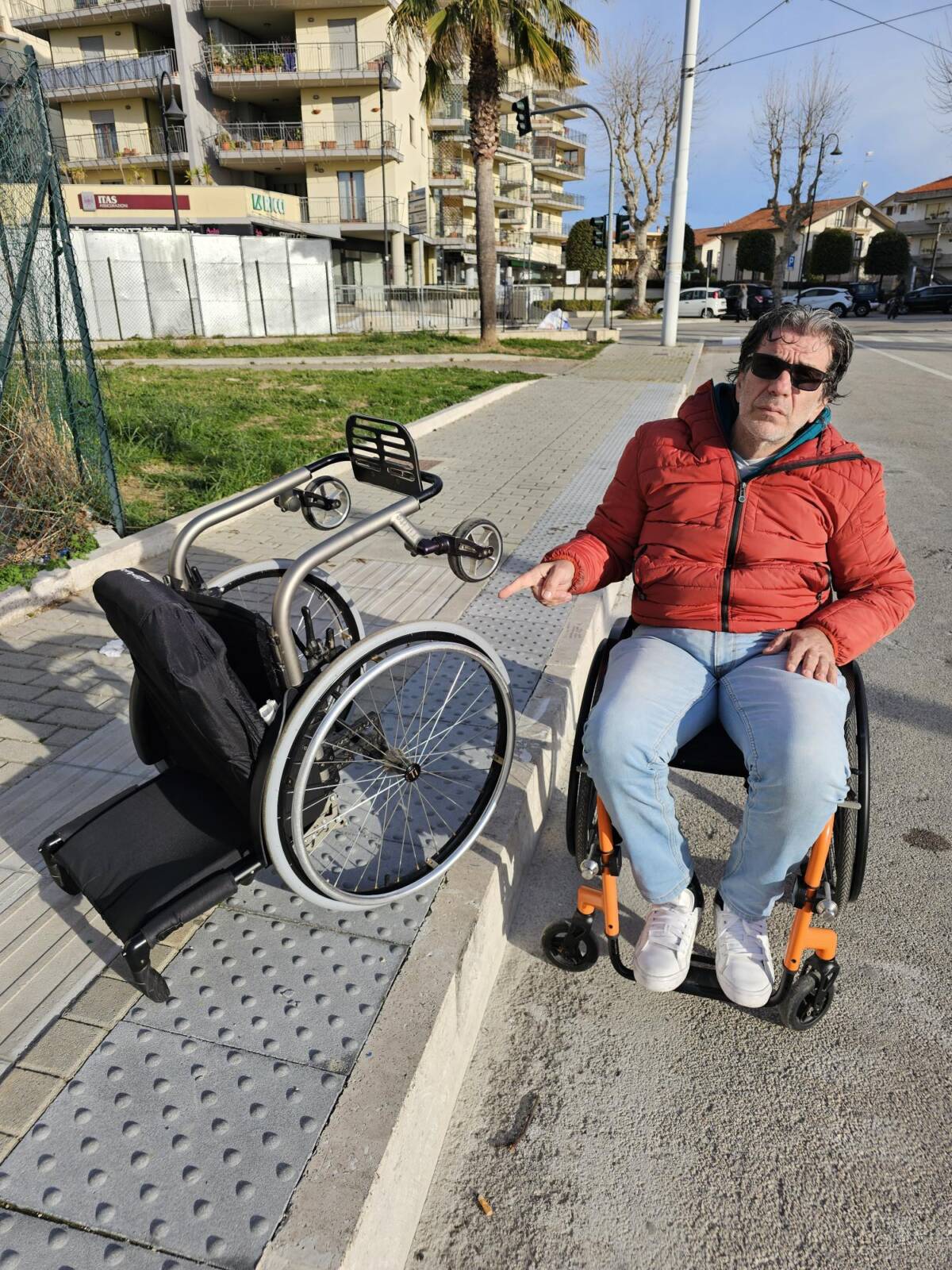 STRADA PARCO PESCARA: “VENGO ANCH’IO, NO TU NO”, PRONTE CARROZZINE PER GLI AMMINISTRATORI E LA TUA