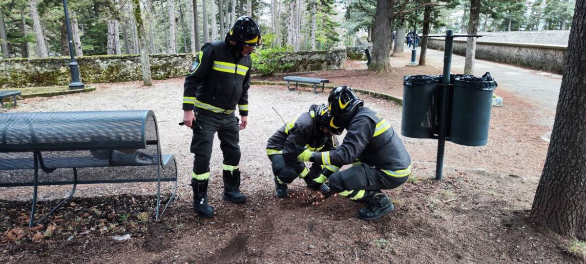 ANZIANO AQUILANO URTA SPUNTONE E CADE AL CASTELLO: SUL POSTO I VIGILI DEL FUOCO