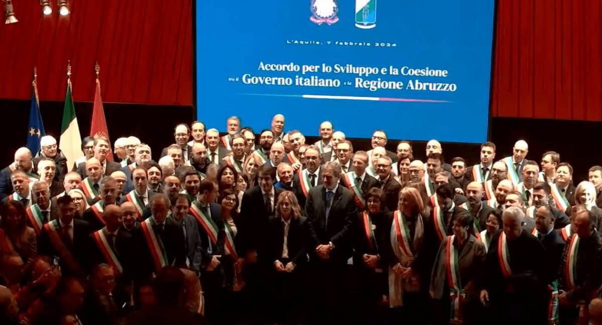 L’AQUILA: MELONI CHIAMA SINDACI SUL PALCO PER FOTO DI GRUPPO