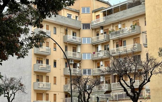 PESCARA: DA 27 ORE MINACCIA SUICIDIO SU BALCONE, PROSEGUONO TRATTATIVE