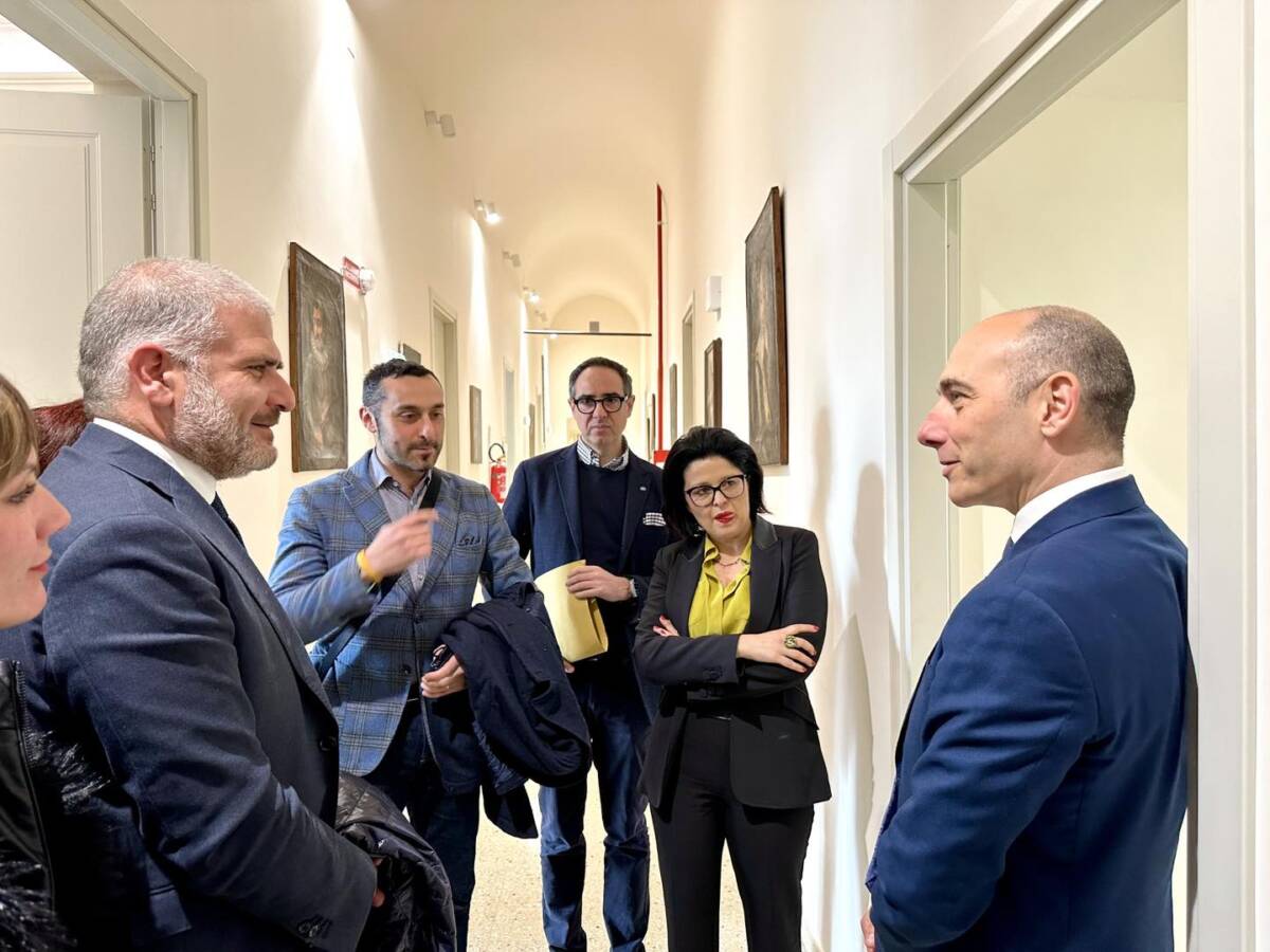 SOTTOSEGRETARIO MORELLI A L’AQUILA: D’ERAMO E FERELLA, “PRIORITA’ RICOSTRUZIONE E PARCHEGGI”