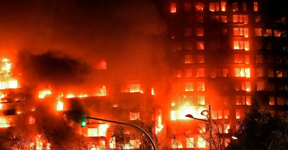 VALENCIA: PALAZZO IN FIAMME, MORTE 9 PERSONE. SOTTO ACCUSA FINISCE IL RIVESTIMENTO IN POLIURETANO