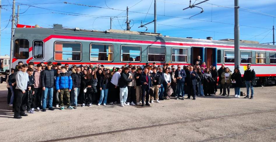 SICUREZZA FERROVIARIA: CENTO STUDENTI IN VISITA NELL’OFFICINA DEI TRENI TUA A LANCIANO