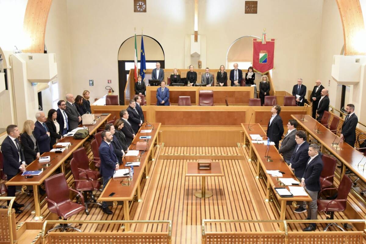 CONSIGLIO ABRUZZO: ULTIMA SEDUTA, SCONTRO SU LEGGE COMMERCIO E VIA VERDE