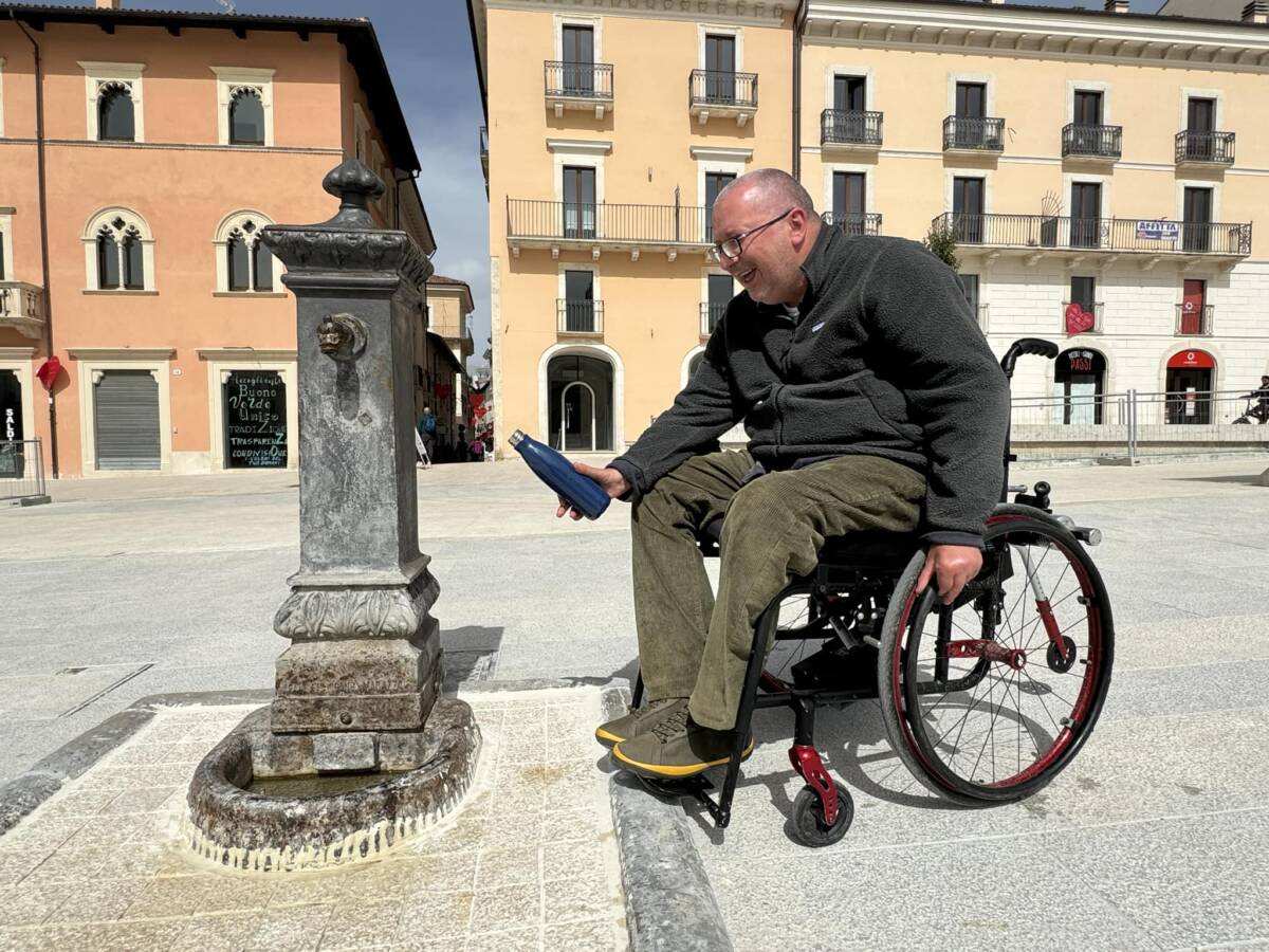 L’AQUILA: “FONTANA PIAZZA DUOMO RESTA INACCESSIBILE A DISABILI”, LA DENUNCIA DI PROSPEROCOCCO