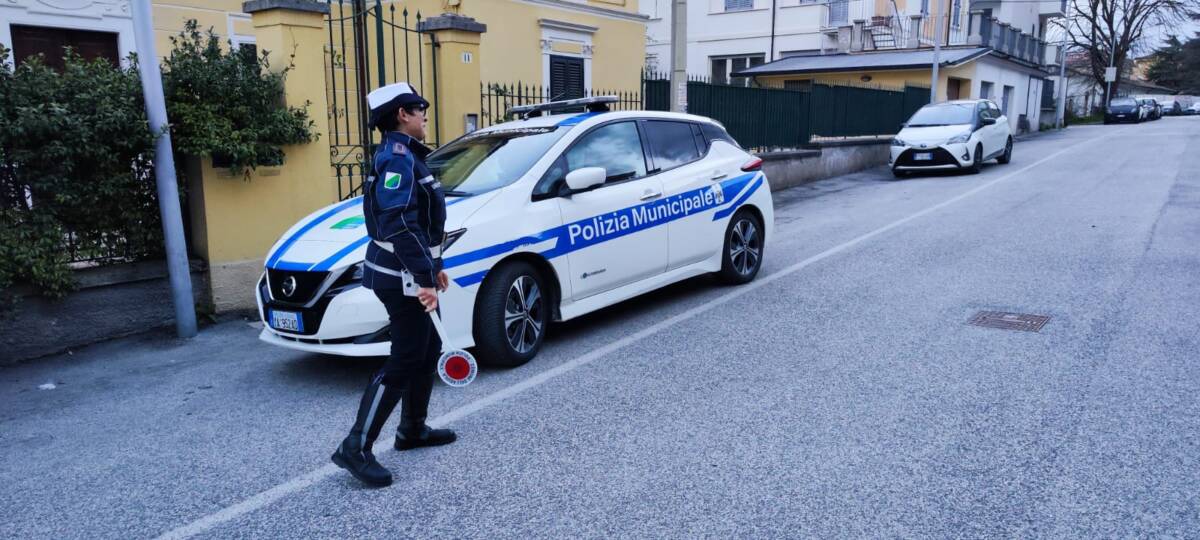 PREVENZIONE AL CRIMINE: PATTUGLIE INTERFORZE SULLE STRADE ALL’AQUILA CON POSTI DI CONTROLLO