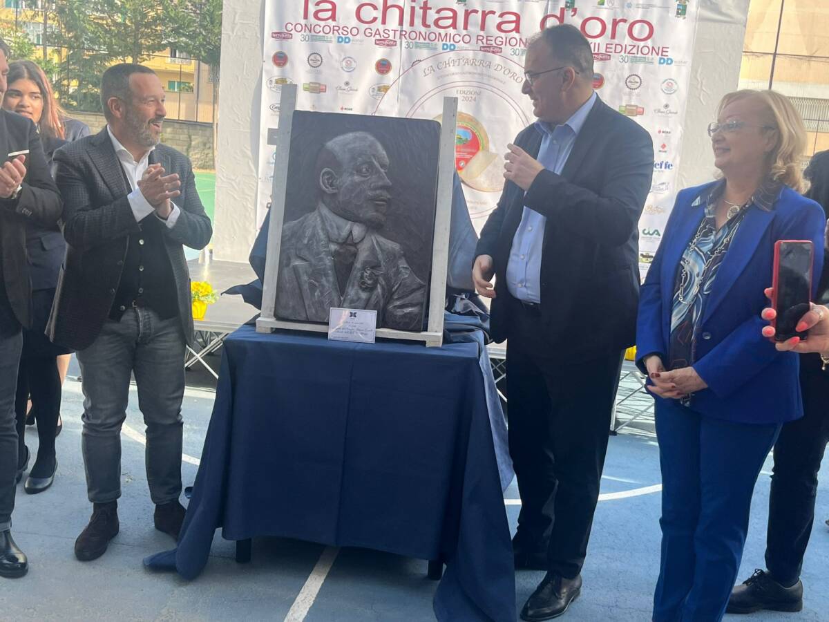UNA SCULTURA DI CIOCCOLATO DEGLI ALLIEVI DELL’ALBERGHIERO DI PESCARA PER CELEBRARE D’ANNNUNZIO
