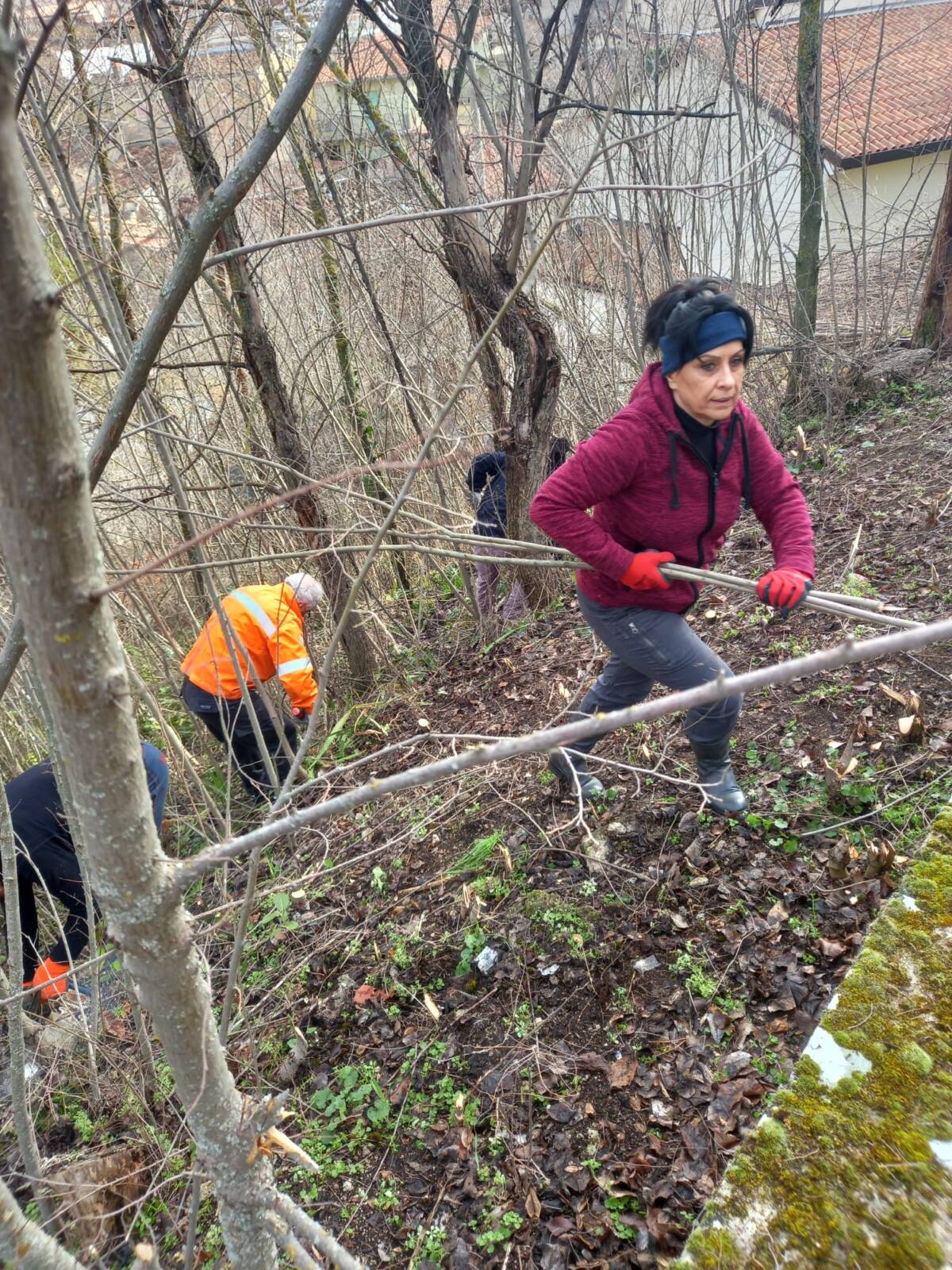 ASBUC PAGANICA E SAN GREGORIO: VOLONTARI ALL’OPERA PER RIPULITURA PARCO CASTELLO E CHIESA