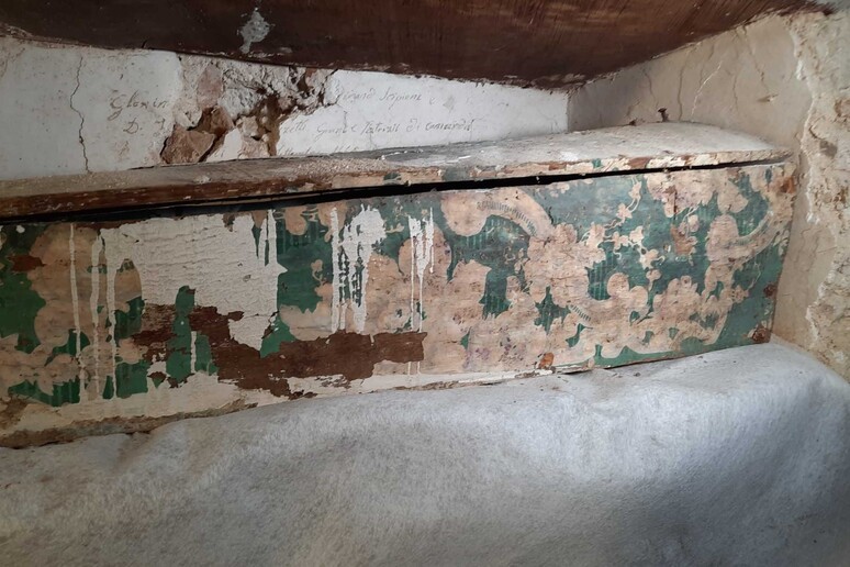 L’AQUILA: ANTICHE SEPOLTURE INFANTILI TORNANO ALLA LUCE IN CHIESA DI CAMARDA