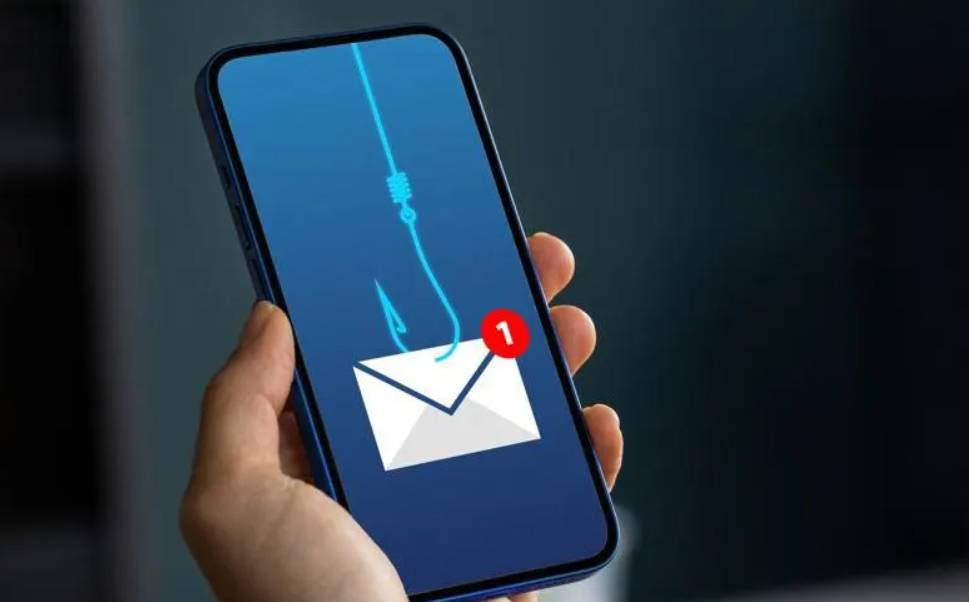 TRUFFE ON LINE: POLIZIA POSTALE L’AQUILA SVENTA TENTATIVI DI SMISHING E VISHING