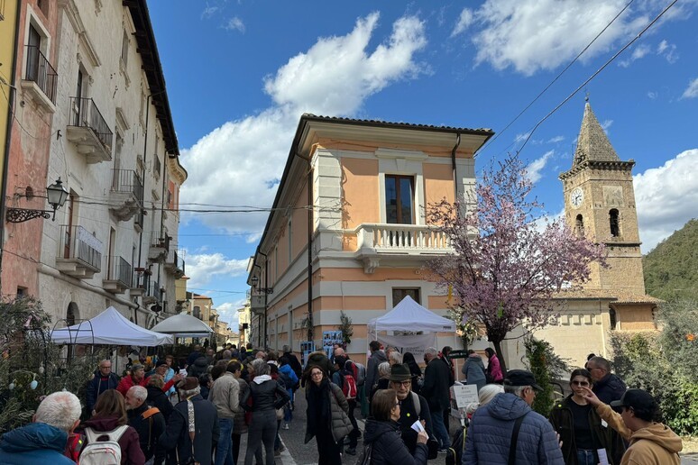 GIORNATE DEL FAI: IN 2500 ARRIVATI A INTRODACQUA E UNA 9OENNE SALE SULLA TORRE