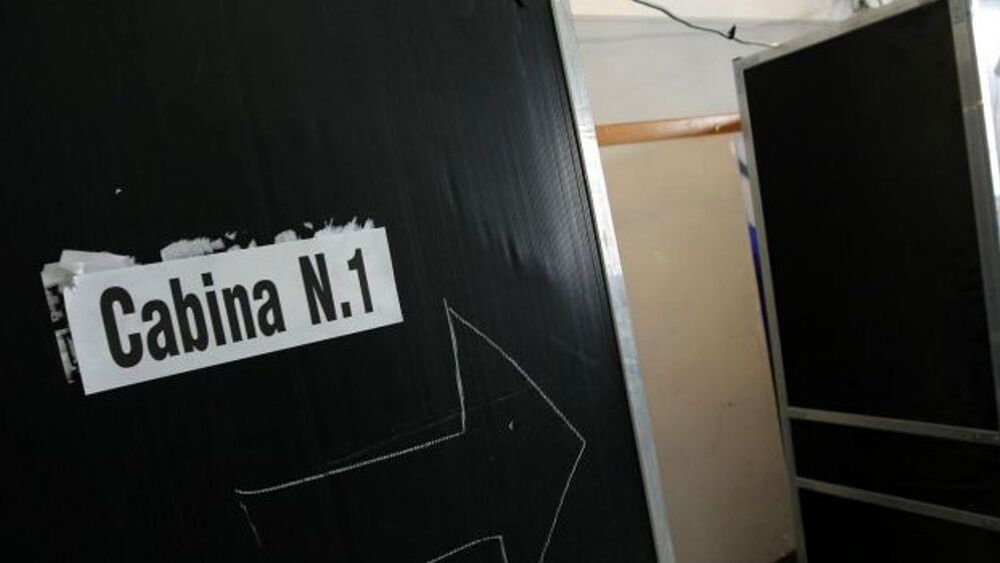 REGIONALI: SCATTA FOTO CON FLASH ALLA SCHEDA IN CABINA, VOTO ANNULLATO