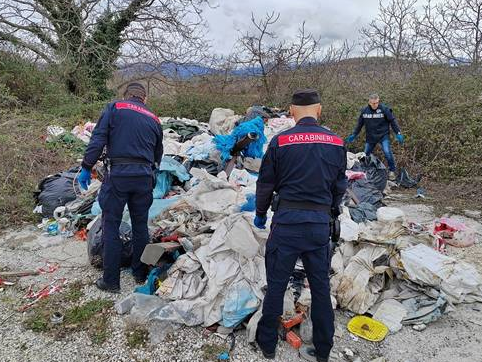 SEQUESTRATA DAI CARABINIERI  A MANOPPELLO UNA DISCARICA ABUSIVA CON RIFIUTI PERICOLOSI