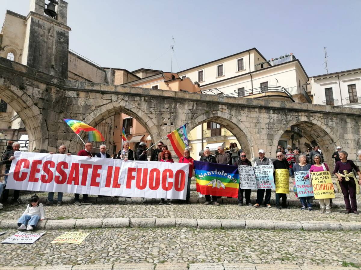 SULMONA: “CESSATE IL FUOCO, L’ITALIA RIPUDIA LA GUERRA”, SIT-IN IN PIAZZA
