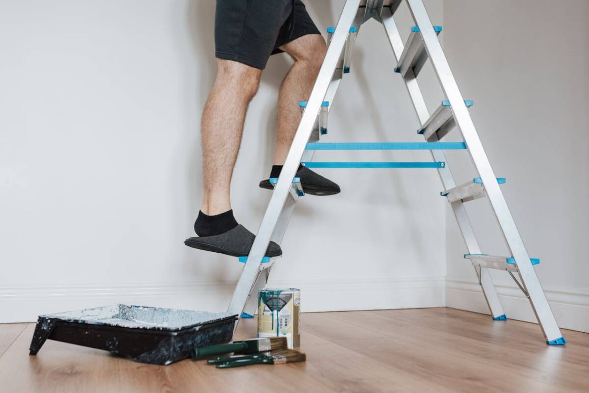 CADUTA DA SCALE PORTATILI: COME PREVENIRE UNA DELLE MAGGIORI CAUSE DI INFORTUNIO