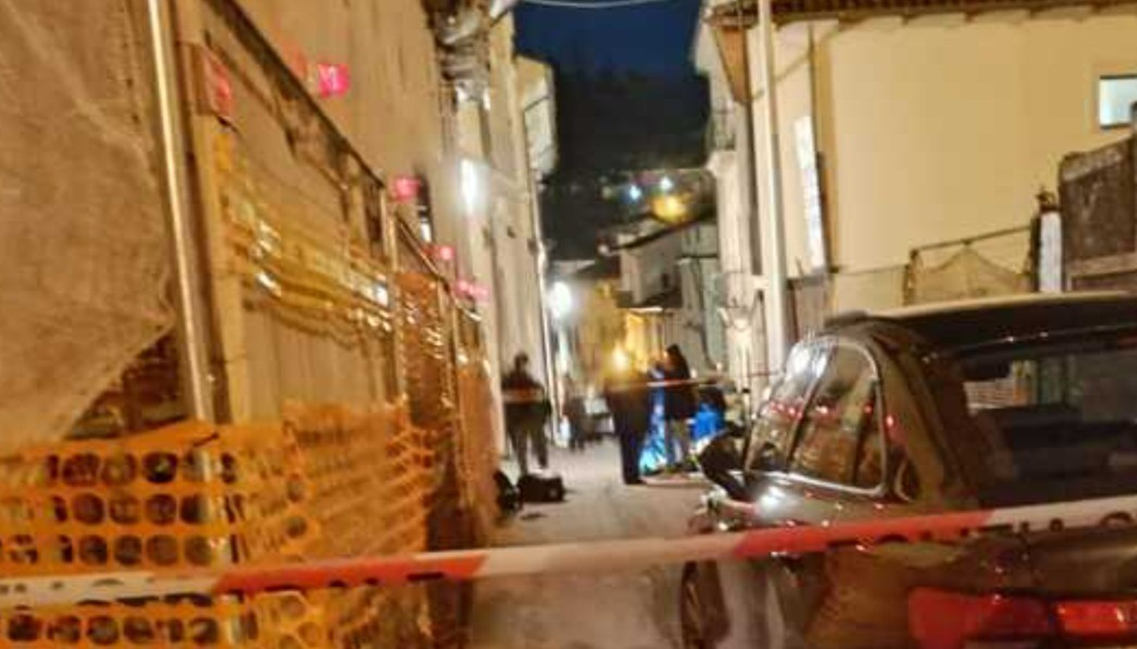 L’AQUILA, TROVATO MORTO IN CENTRO: SINDACO BIONDI ELOGIA FORZE DELL’ORDINE PER ARRESTI IMMEDIATI